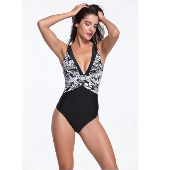 Black/white swimsuit size 18 NWT - Picture 1 of 6